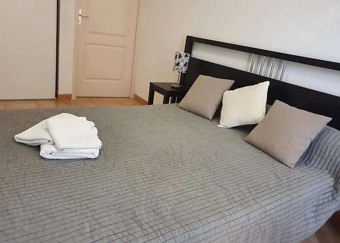 Joli T2 Dans Avec Piscine, Hammam Et Parking Gratuits *